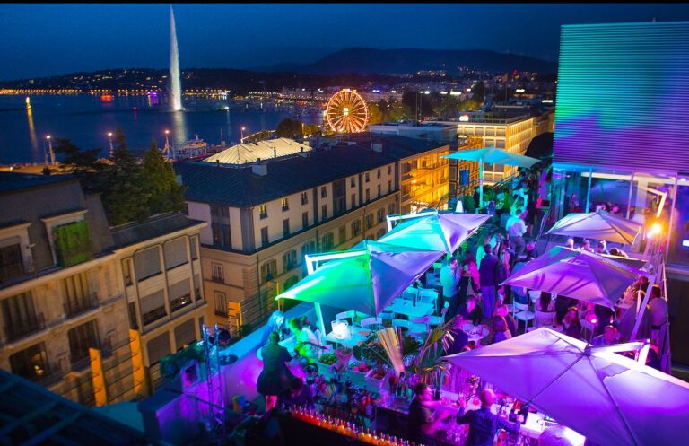 Vue nocturne d’un rooftop animé avec Jet d’Eau – lieu festif pour soirées d’entreprise à Genève