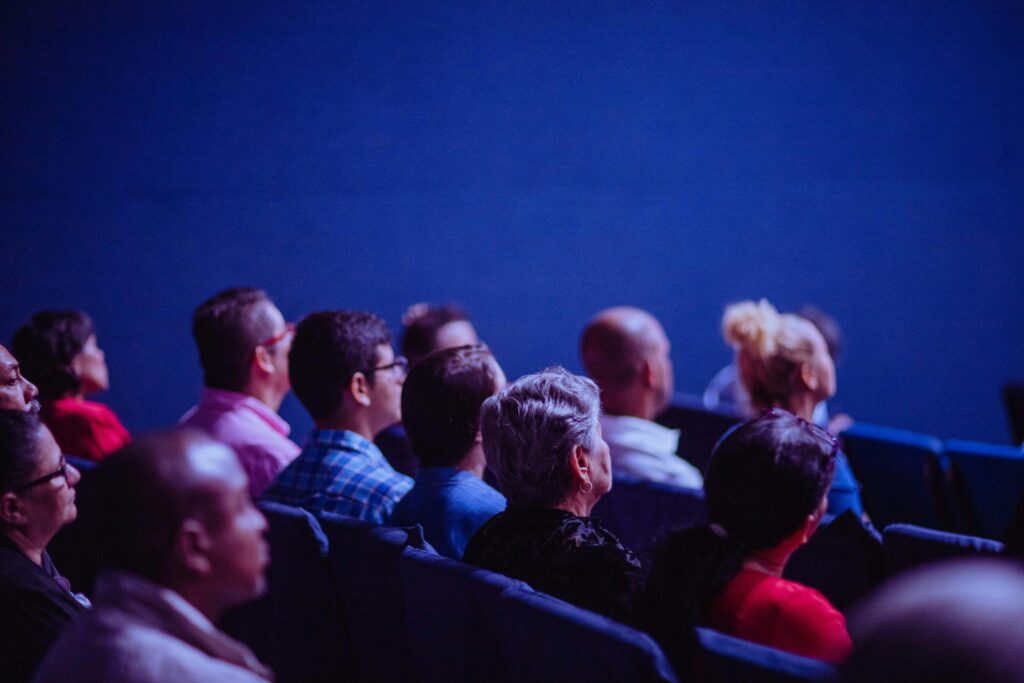 Public attentif dans une salle de conférence – participation à un séminaire professionnel à Genève