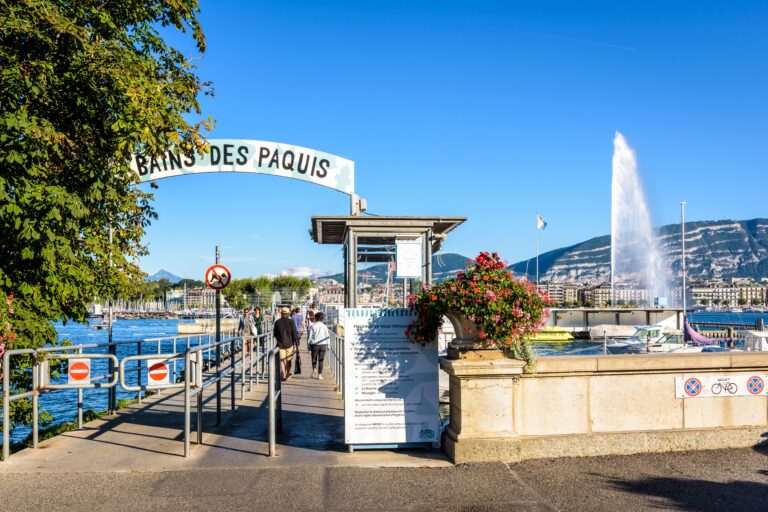 Entrée des Bains des Pâquis avec fontaine – lieu emblématique pour événements privés à Genève