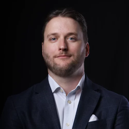 Olivier Directeur Portrait professionnel d’un intervenant en costume – présentation d’experts pour conférences et séminaires d’entreprise