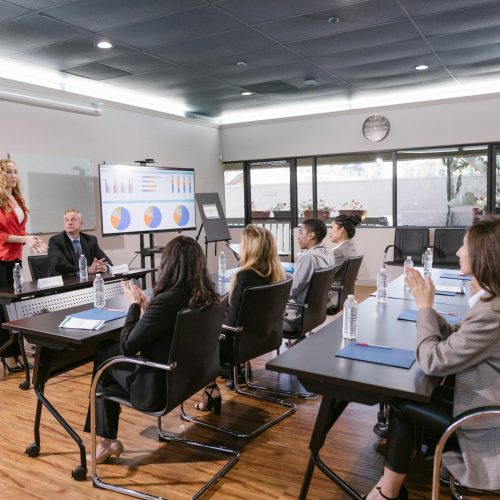 Salle de conférence moderne avec participants et présentateur – organisation de séminaires d’entreprise à Genève par une agence événementielle